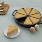 2X 21.5CM Round Cast Iron Baking Wedge Pan Cornbread Cake 8-Slice Baking Dish with Handle