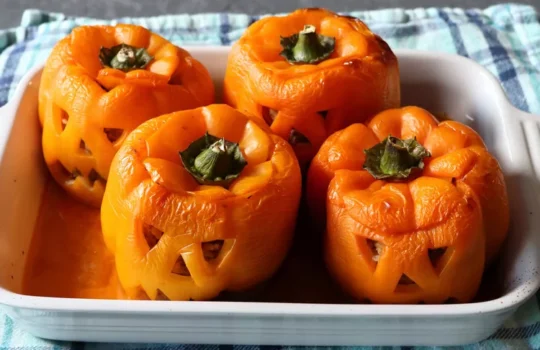 9411733_Jack-o-Lantern-Stuffed-Peppers-4×3-1-2000-4d1b4cd2109f4f7ea89d475460835d75