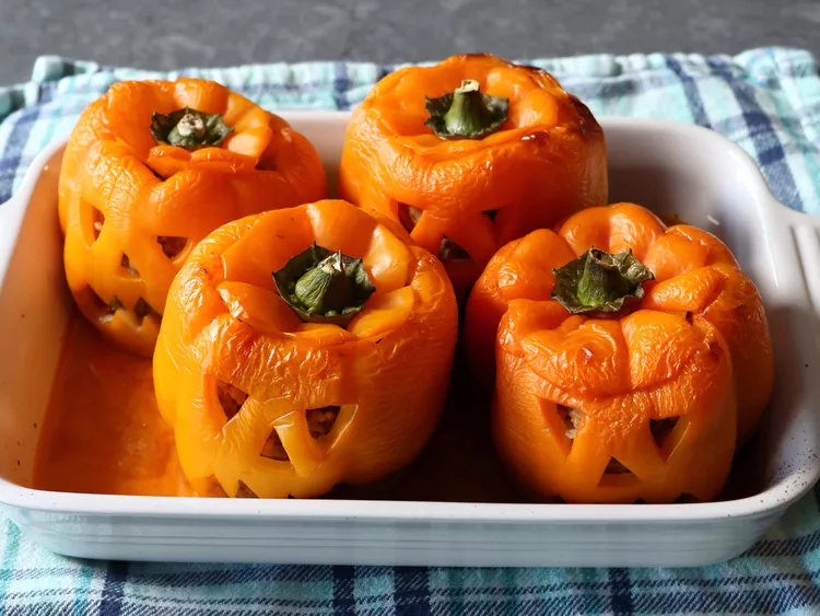 9411733_Jack-o-Lantern-Stuffed-Peppers-4×3-1-2000-4d1b4cd2109f4f7ea89d475460835d75